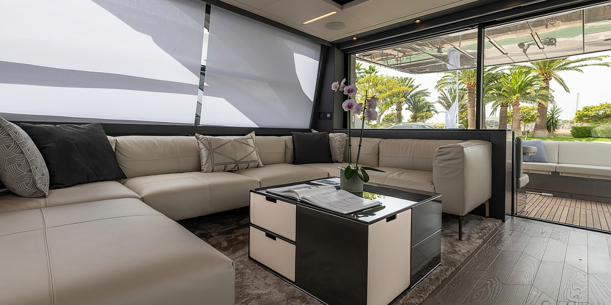 Продается моторная яхта PERSHING 8X 2022г.